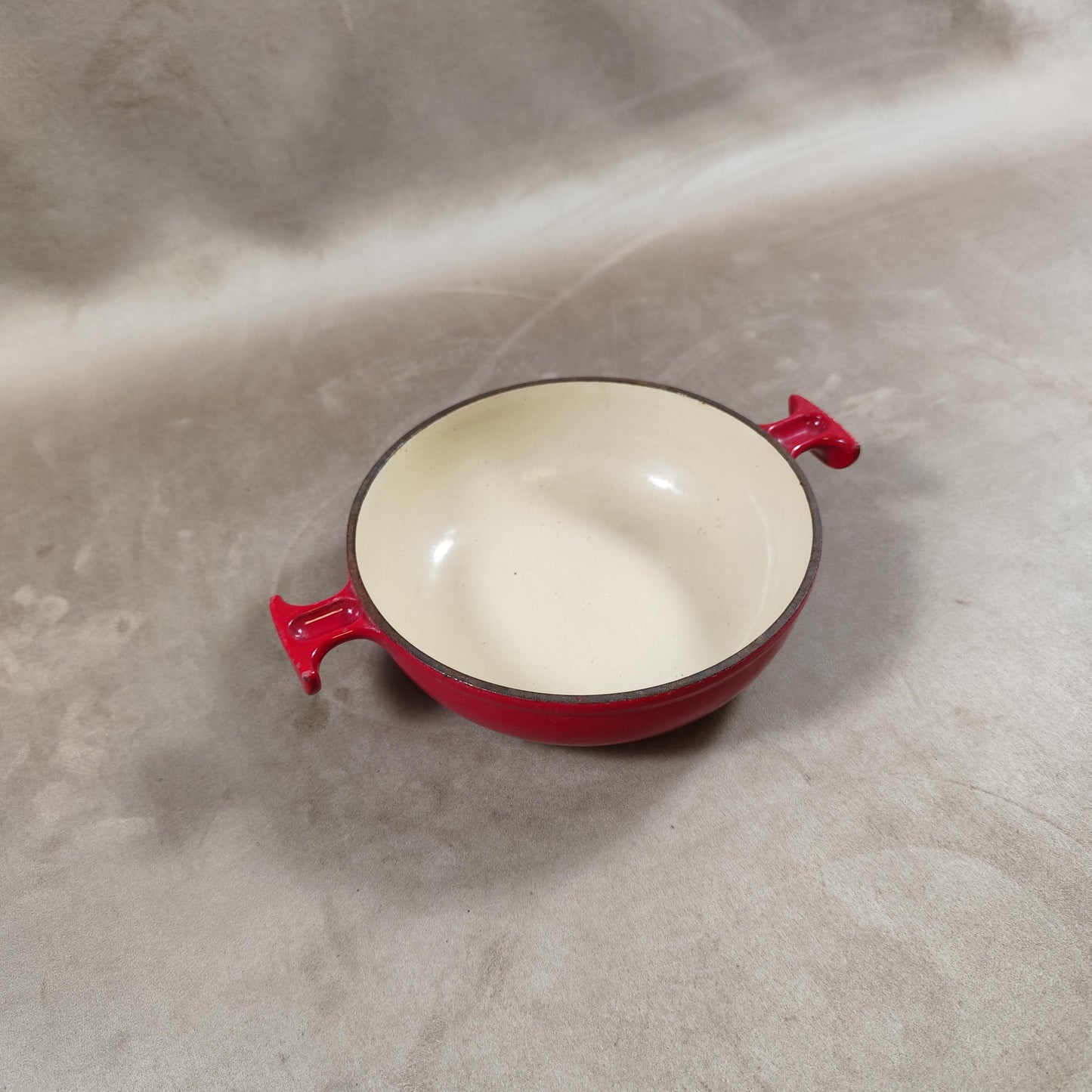 Plat LE CREUSET par Enzo Mari en fonte émaillée rouge Made in France Vintage 1980