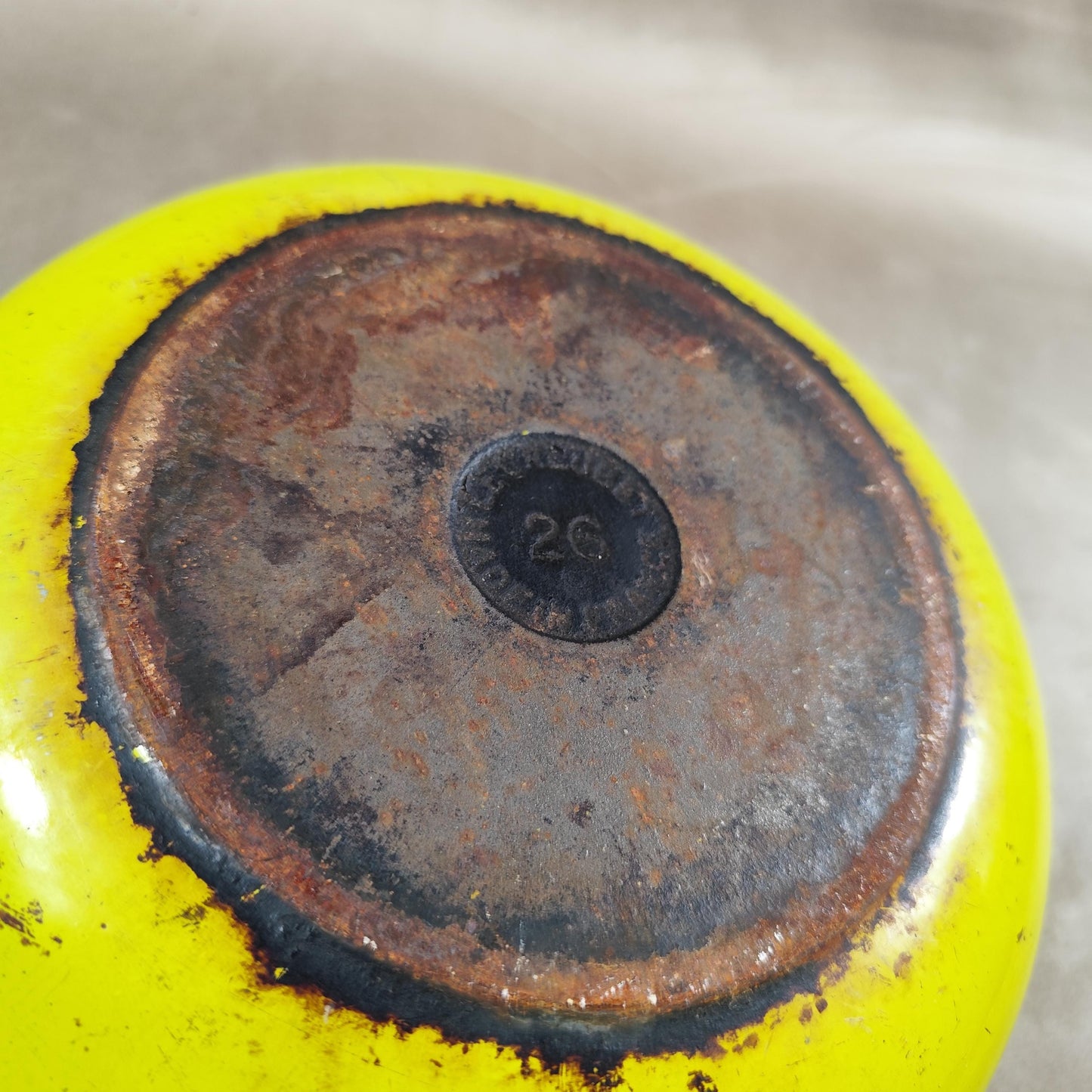 Plat LE CREUSET Enzo Mari en fonte émaillée jaune Made in France Vintage 1970