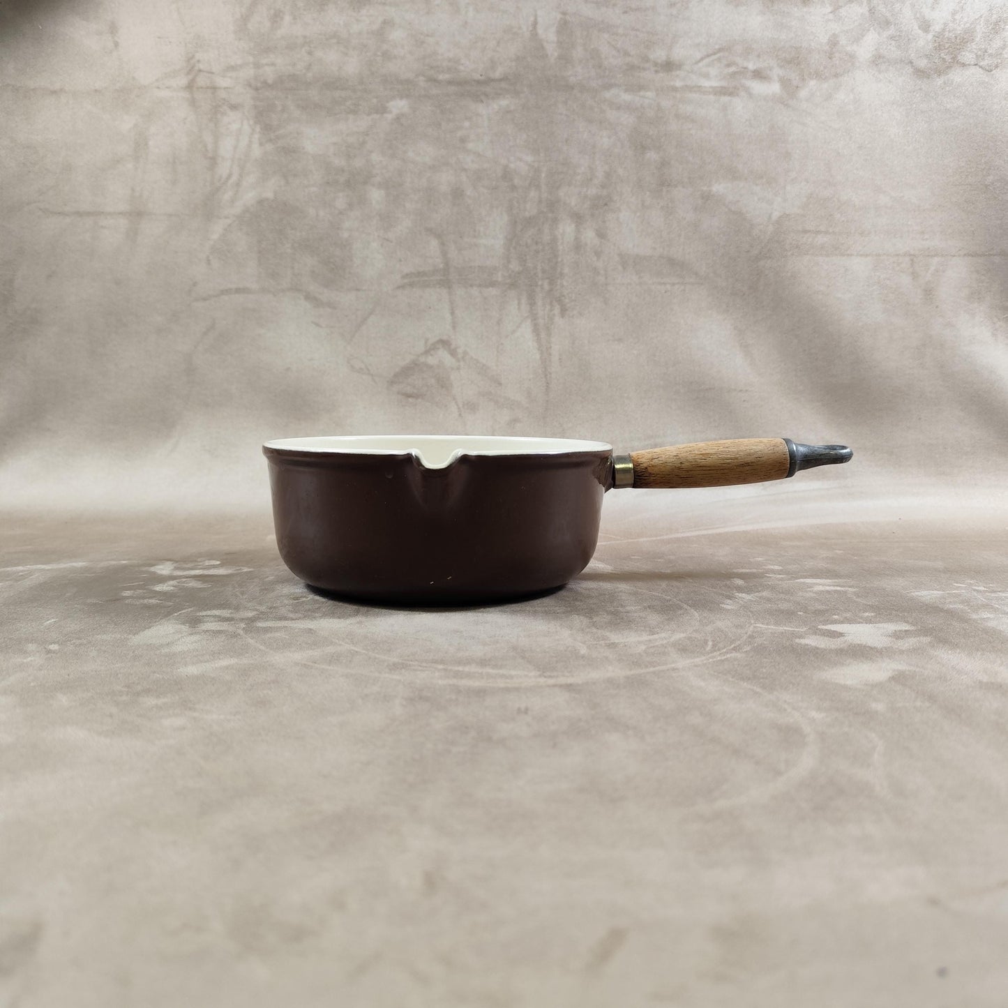 Casserole LE CREUSET avec bec verseur en fonte émaillée marron et manche en bois Made in France Vintage 1970