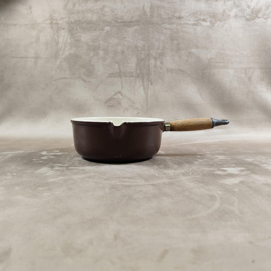 Casserole LE CREUSET avec bec verseur en fonte émaillée marron et manche en bois Made in France Vintage 1970