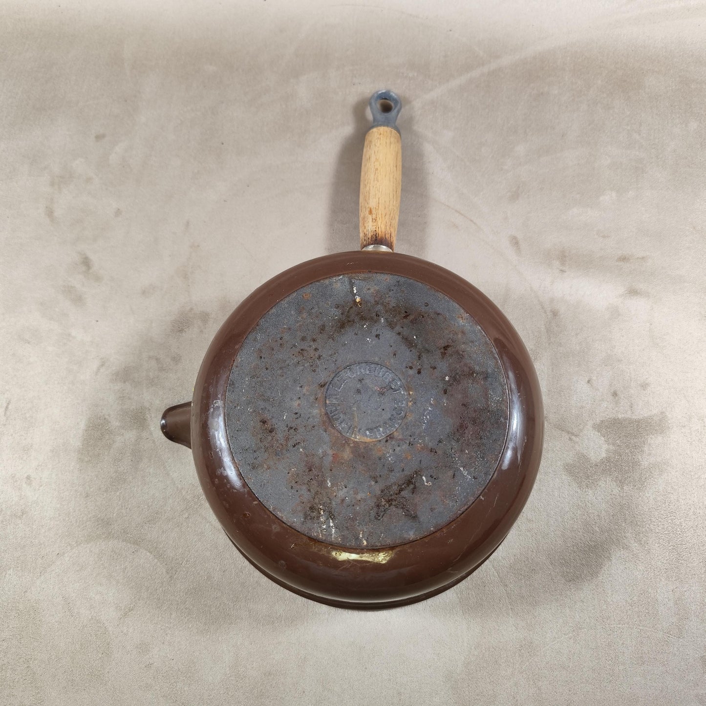 Casserole LE CREUSET avec bec verseur en fonte émaillée marron et manche en bois Made in France Vintage 1970
