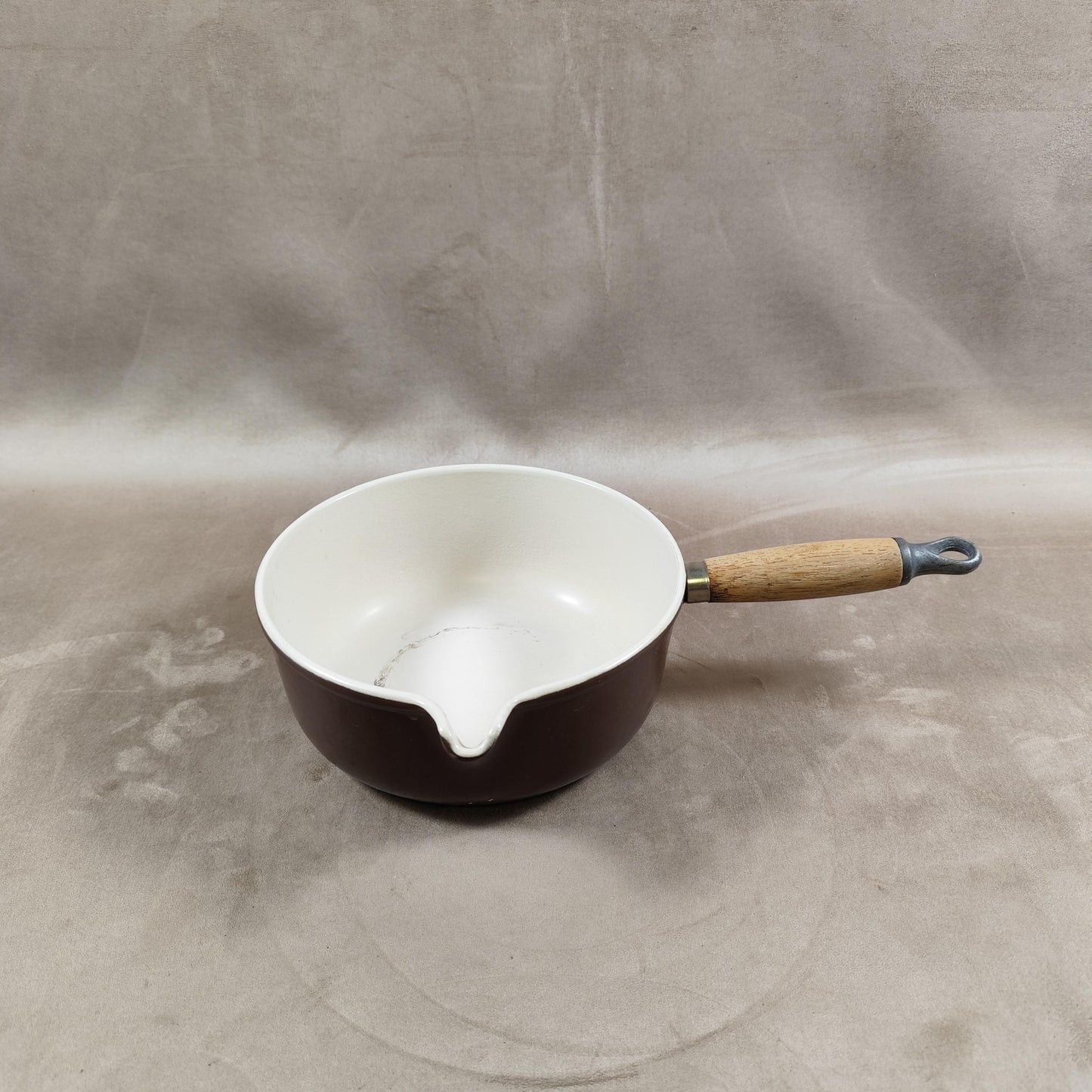 Casserole LE CREUSET avec bec verseur en fonte émaillée marron et manche en bois Made in France Vintage 1970