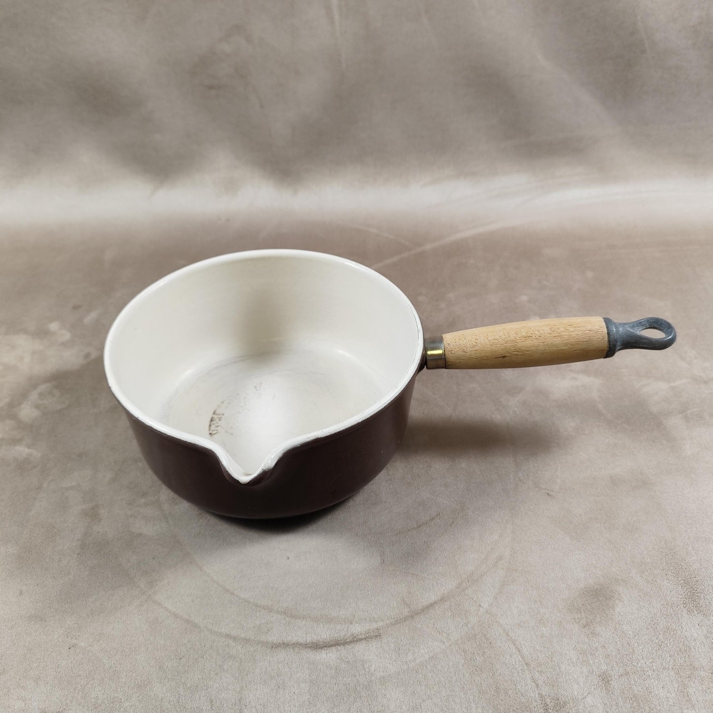 Casserole LE CREUSET avec bec verseur en fonte émaillée marron et manche en bois Made in France Vintage 1970