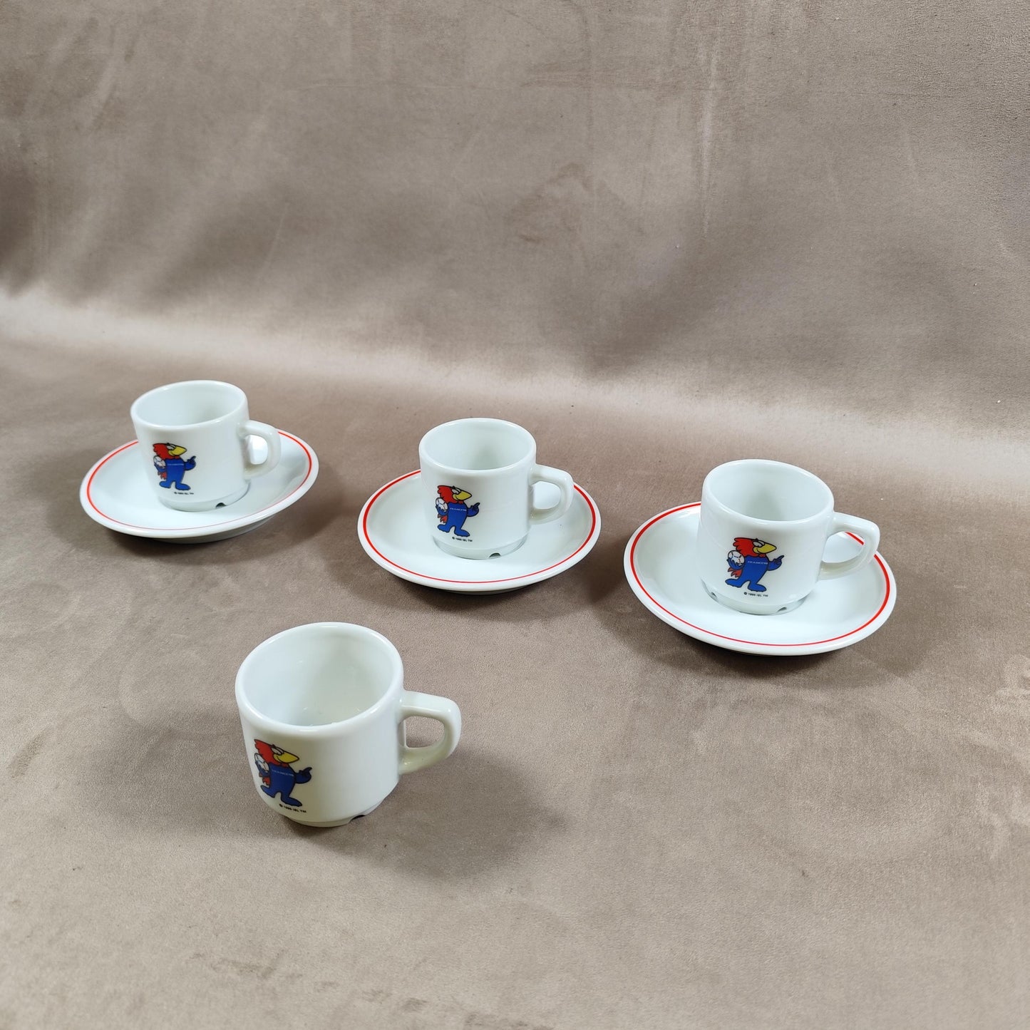 Service de 4 tasses et 3 soucoupes Coupes du Monde 1998 à décor de Footix en faïence par Apilco 1998