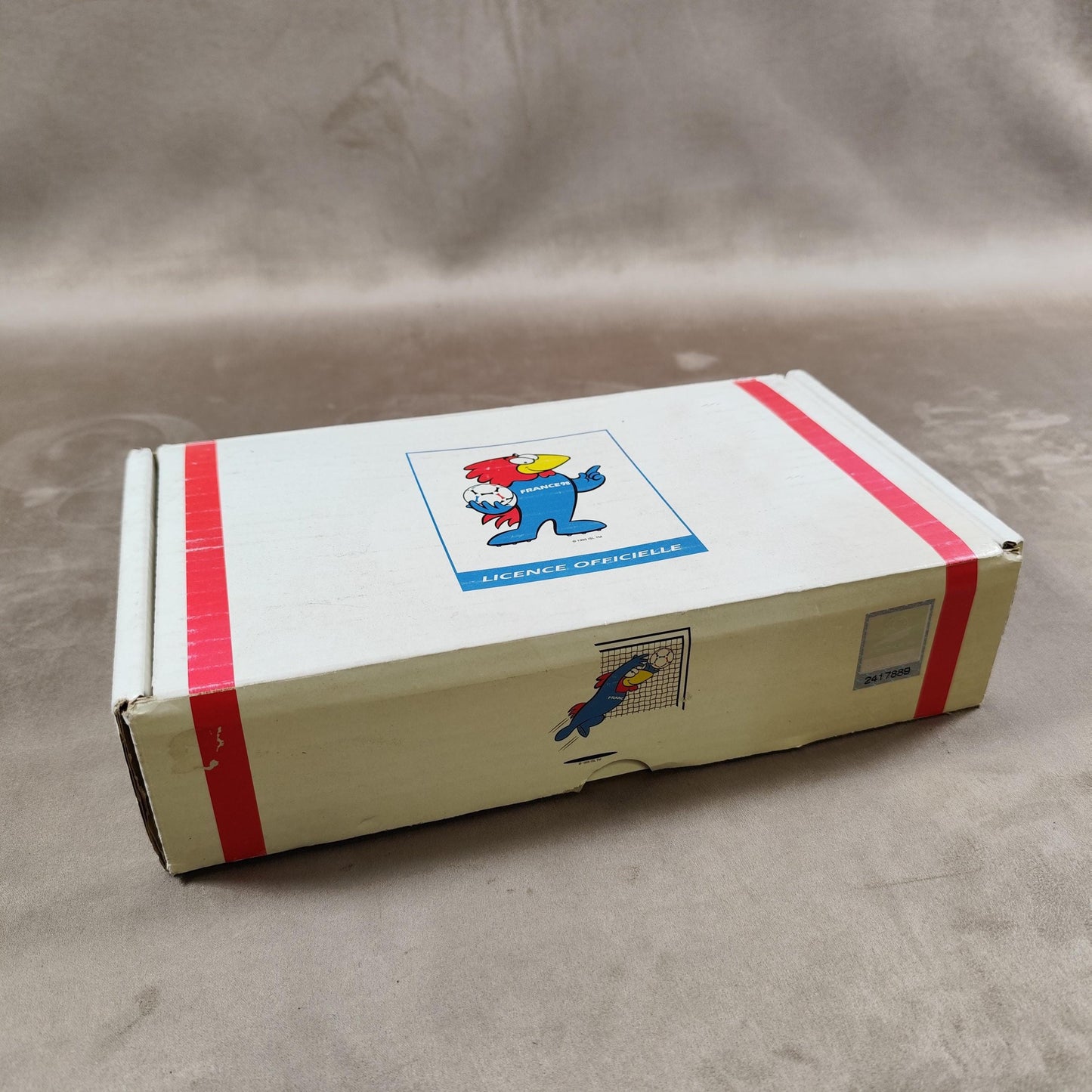 Service de 4 tasses et 3 soucoupes Coupes du Monde 1998 à décor de Footix en faïence par Apilco 1998