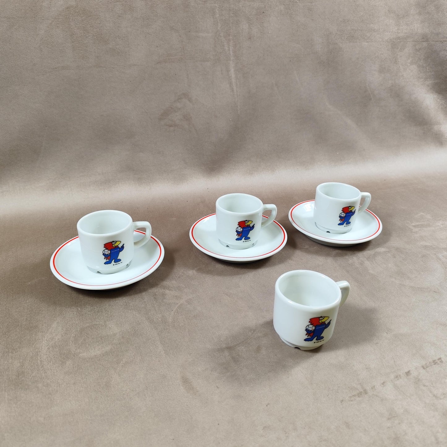 Service de 4 tasses et 3 soucoupes Coupes du Monde 1998 à décor de Footix en faïence par Apilco 1998