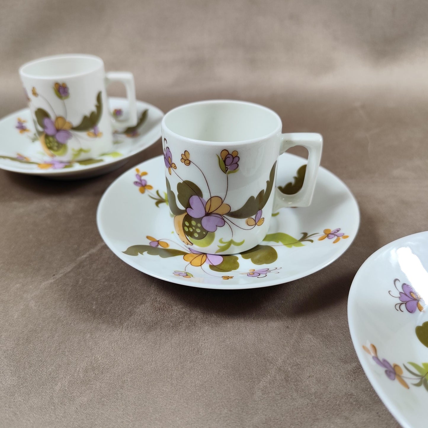Service à cafe de 6 tasses et soucoupes à décor fleuri en Haute porcelaine du Berry par L.Lourioux 1950