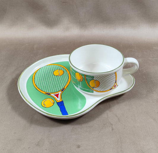 Service à petit déjeuner vintage sur le thème du tennis en faience by Maryann Baker 1980
