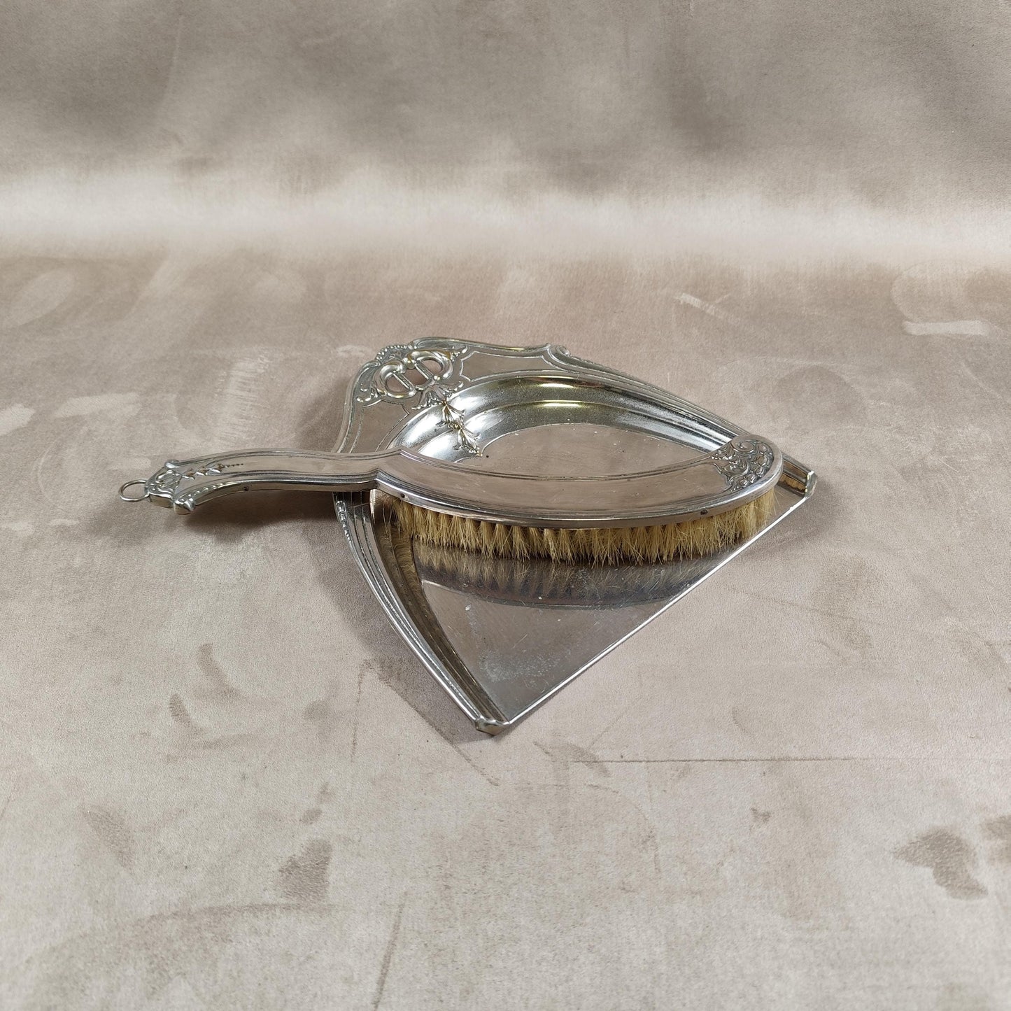 Ramasse-miette en métal argenté Made in France Vintage 1970