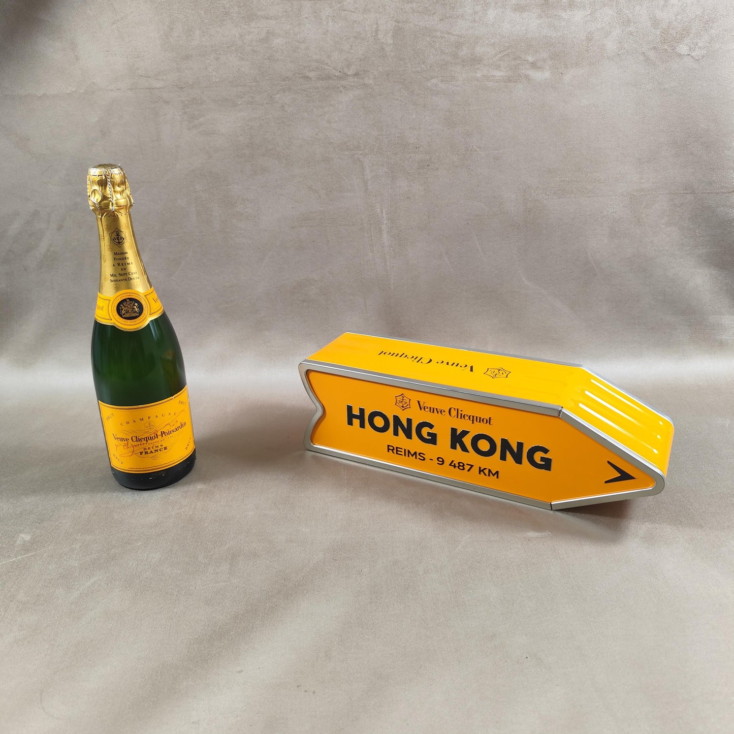 RARE Veuve Clicquot boite en métal orange panneau flèche HONG KONG Made in France Vintage 1990
