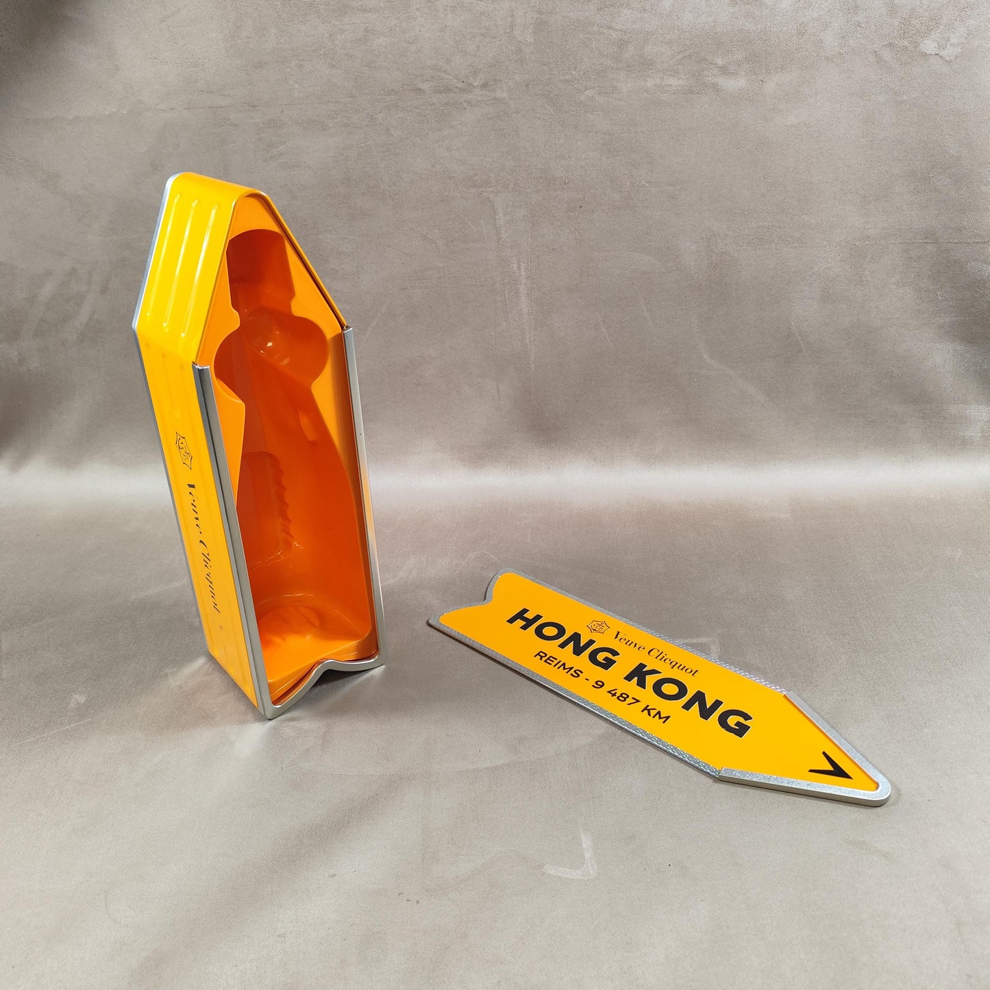RARE Veuve Clicquot boite en métal orange panneau flèche HONG KONG Made in France Vintage 1990