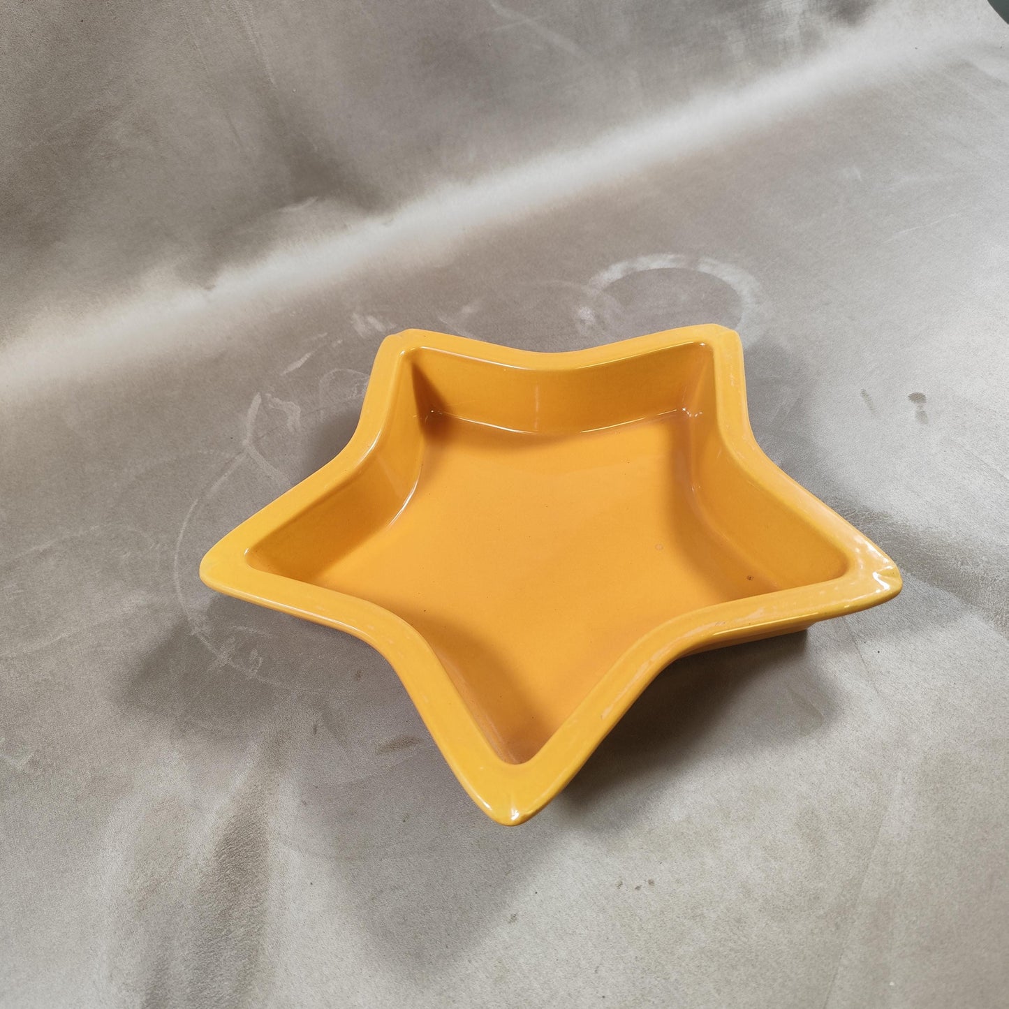 Plat en céramique en forme d'étoile Emile Henry Made in France Vintage 1980