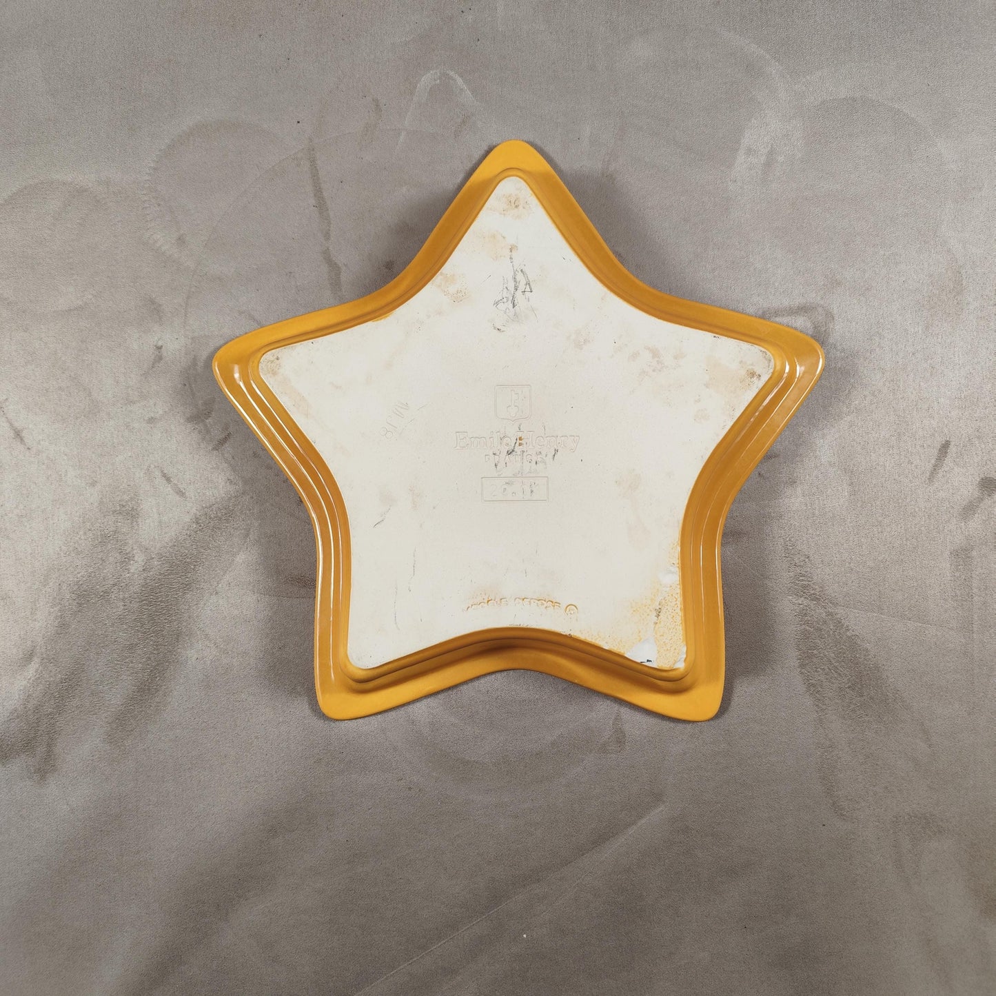 Plat en céramique en forme d'étoile Emile Henry Made in France Vintage 1980