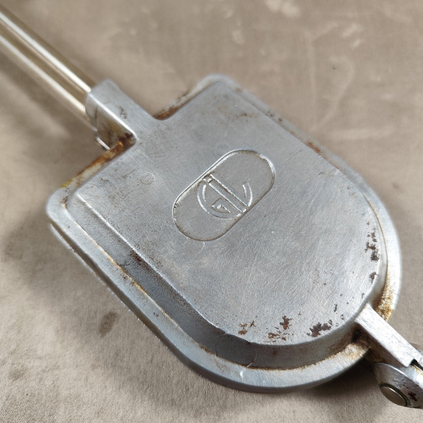 Appareil à croque-monsieur 1 plaques en fonte d'aluminium G.L avec poignées en bois toasteur ancien Made in France Vintage 1970