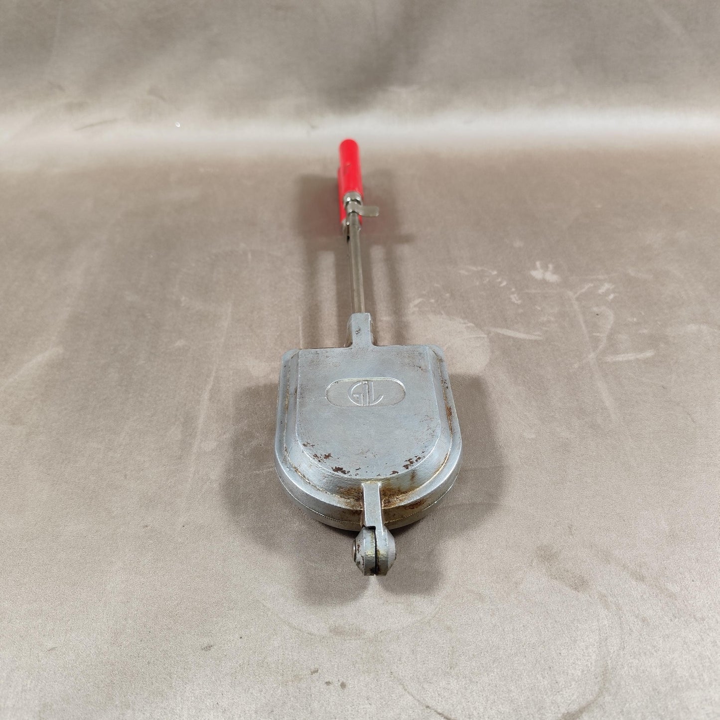 Appareil à croque-monsieur 1 plaques en fonte d'aluminium G.L avec poignées en bois toasteur ancien Made in France Vintage 1970