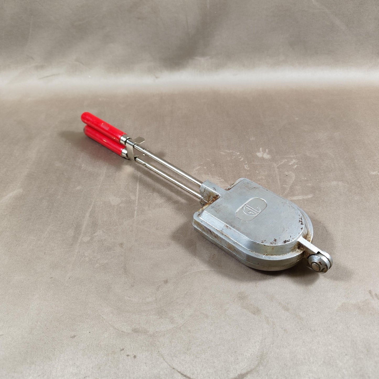 Appareil à croque-monsieur 1 plaques en fonte d'aluminium G.L avec poignées en bois toasteur ancien Made in France Vintage 1970