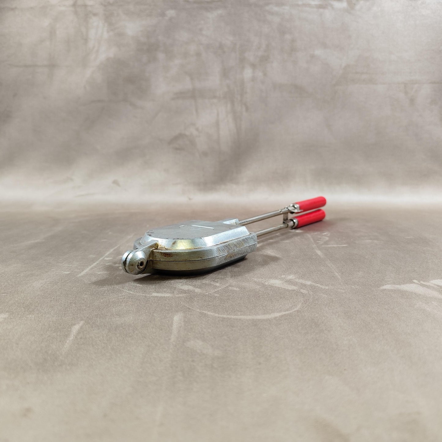 Appareil à croque-monsieur 1 plaques en fonte d'aluminium G.L avec poignées en bois toasteur ancien Made in France Vintage 1970