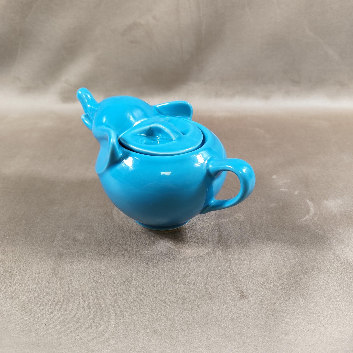 Théière Publicitaire en forme d'éléphant Lipton en céramique bleu Made in France Vintage 1980