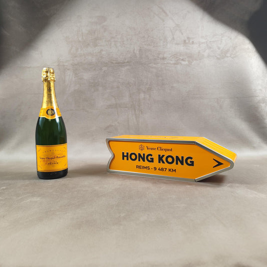 RARE Veuve Clicquot boite en métal orange panneau flèche HONG KONG Made in France Vintage 1990