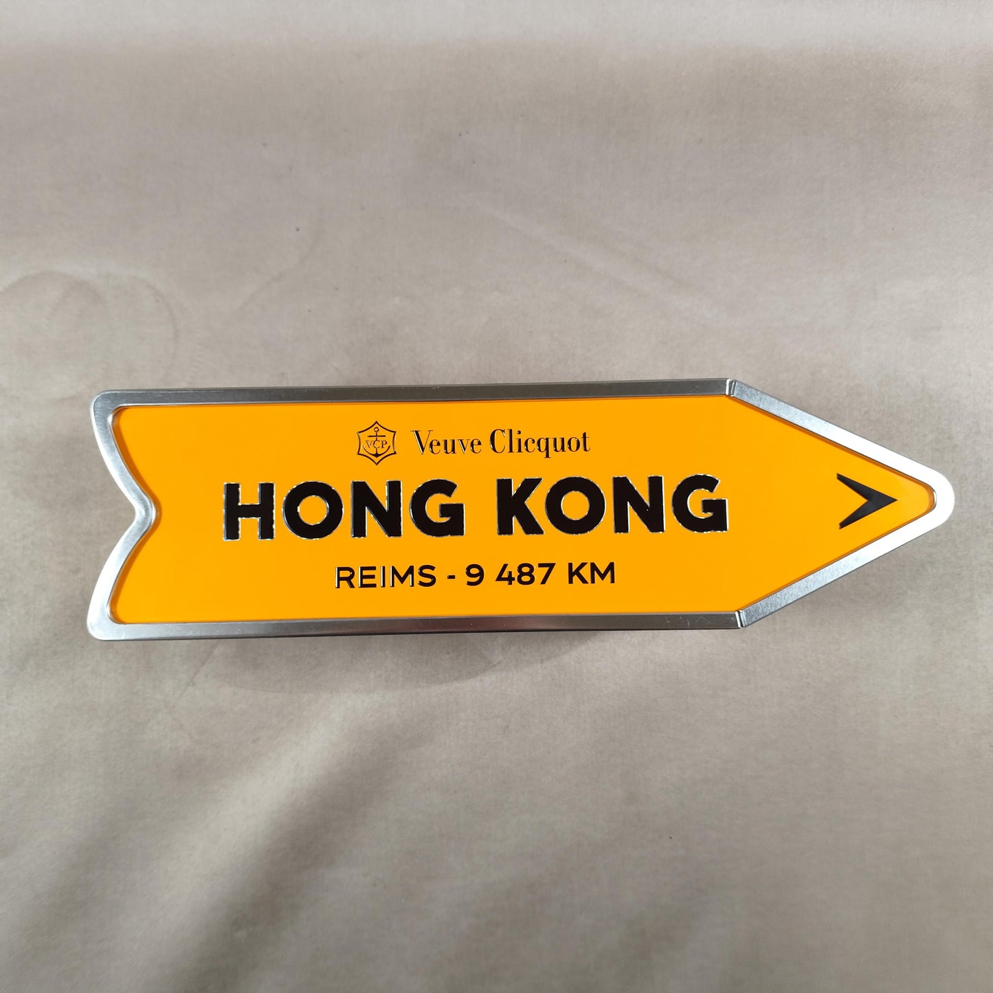 RARE Veuve Clicquot boite en métal orange panneau flèche HONG KONG Made in France Vintage 1990