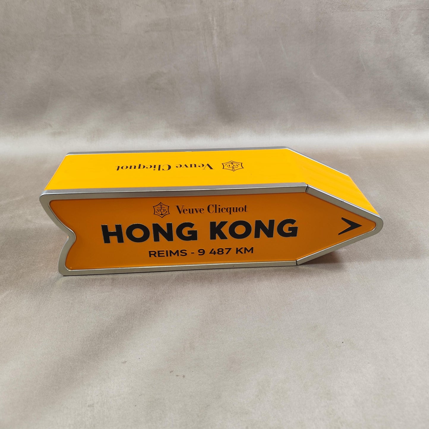 RARE Veuve Clicquot boite en métal orange panneau flèche HONG KONG Made in France Vintage 1990