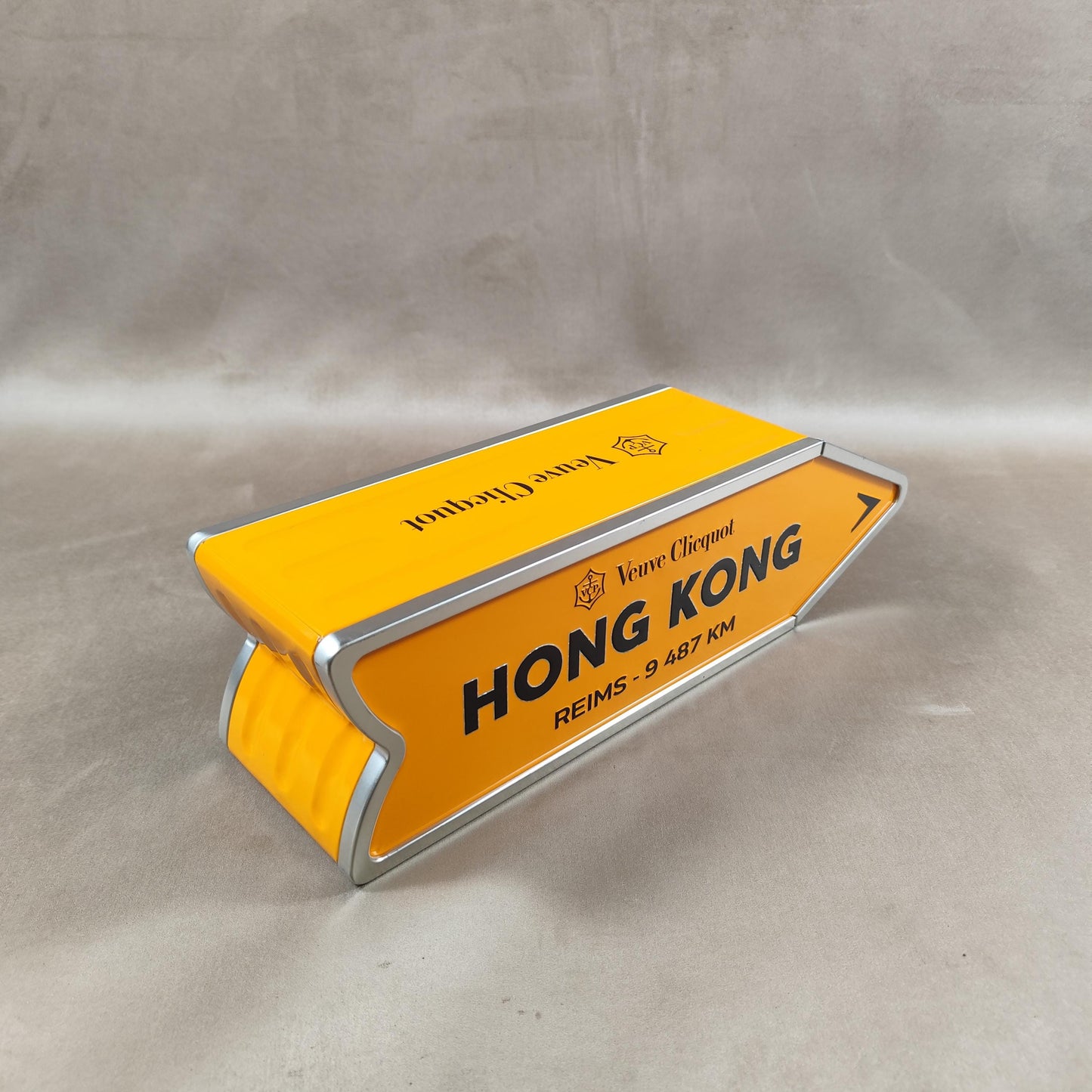 RARE Veuve Clicquot boite en métal orange panneau flèche HONG KONG Made in France Vintage 1990
