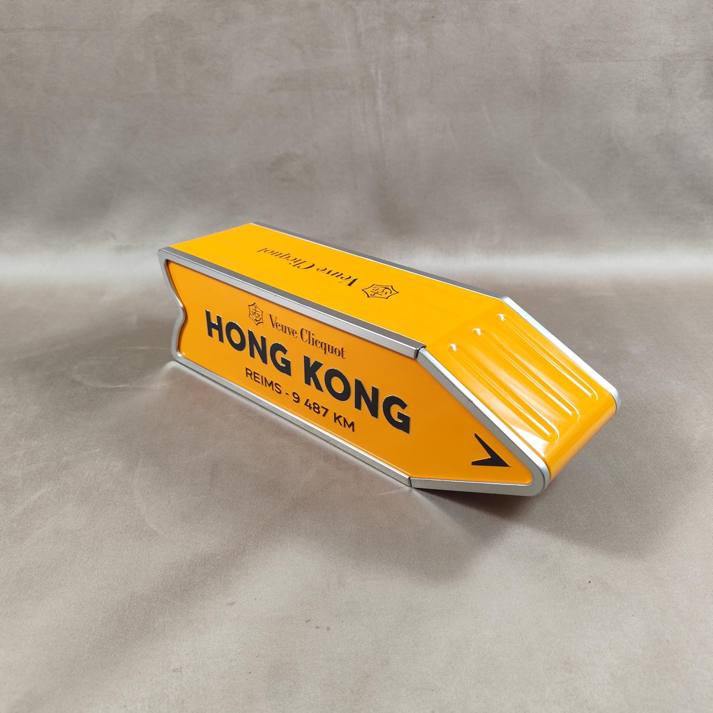 RARE Veuve Clicquot boite en métal orange panneau flèche HONG KONG Made in France Vintage 1990