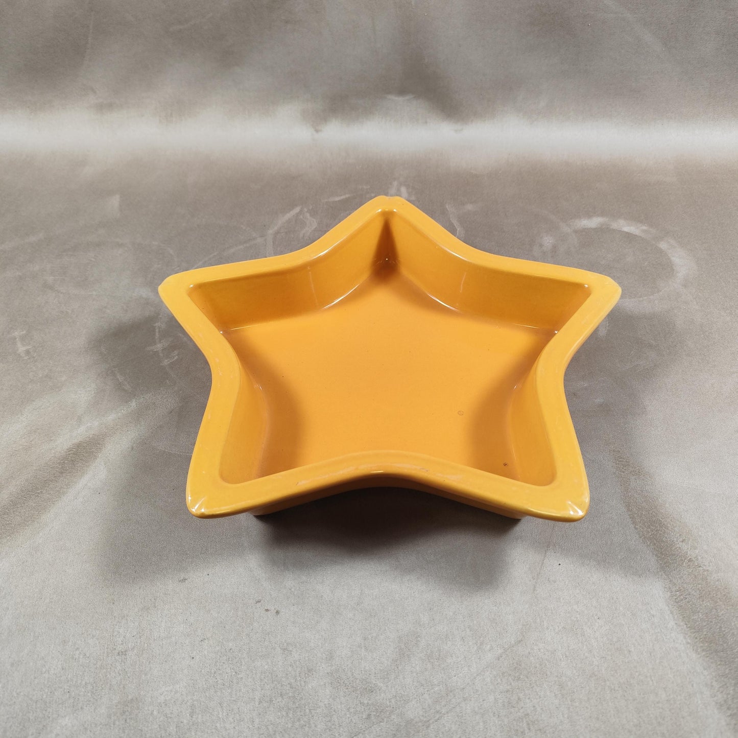 Plat en céramique en forme d'étoile Emile Henry Made in France Vintage 1980