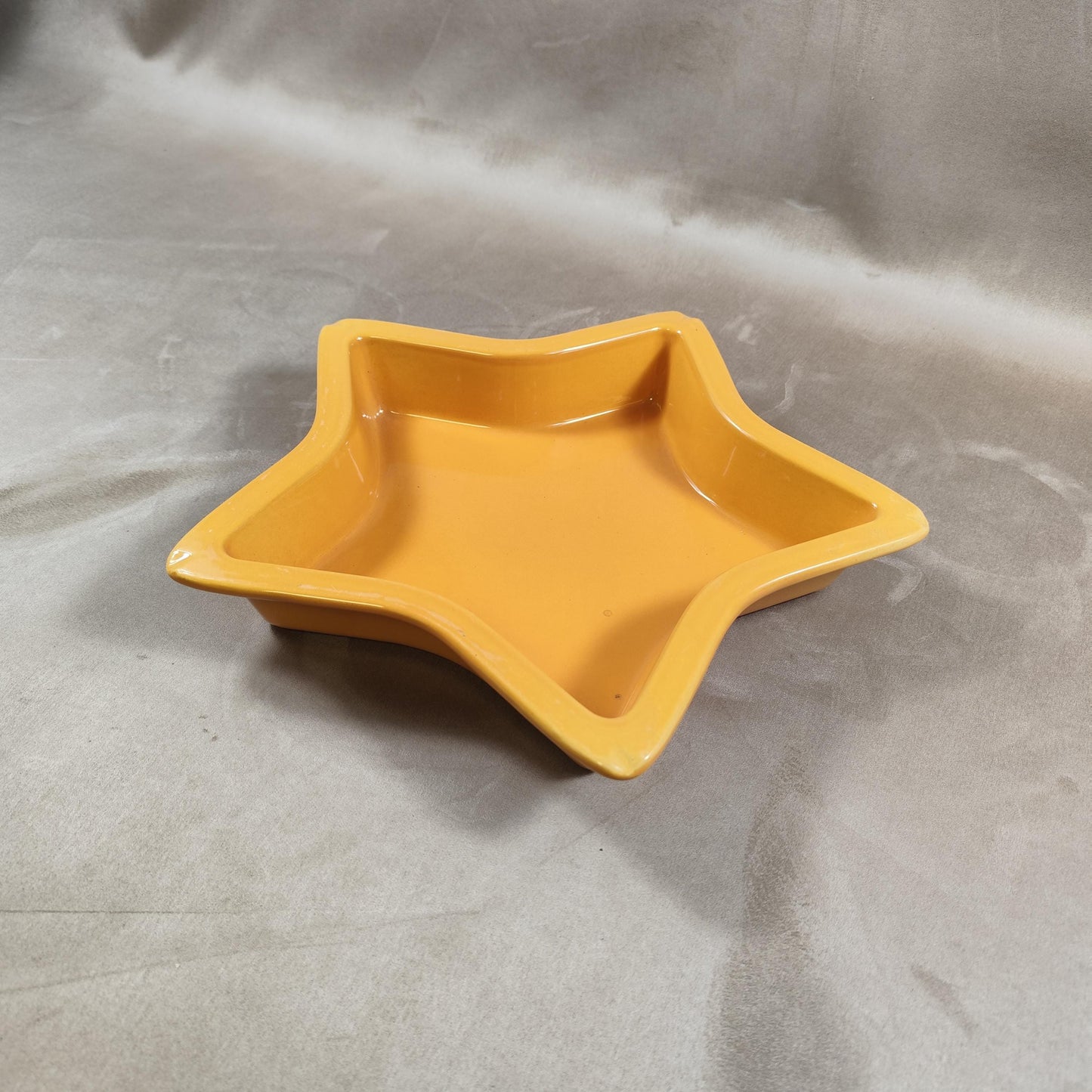 Plat en céramique en forme d'étoile Emile Henry Made in France Vintage 1980