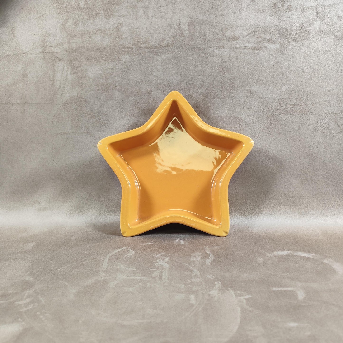 Plat en céramique en forme d'étoile Emile Henry Made in France Vintage 1980