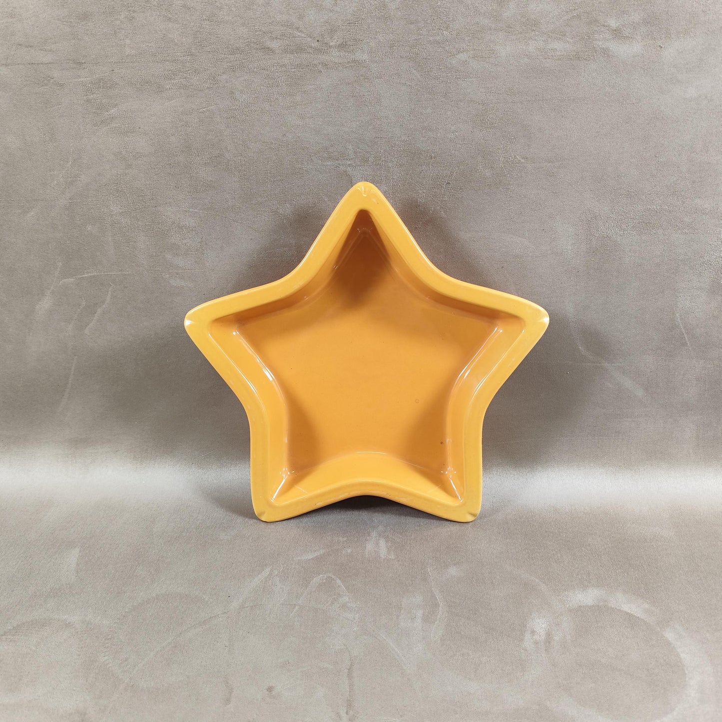 Plat en céramique en forme d'étoile Emile Henry Made in France Vintage 1980