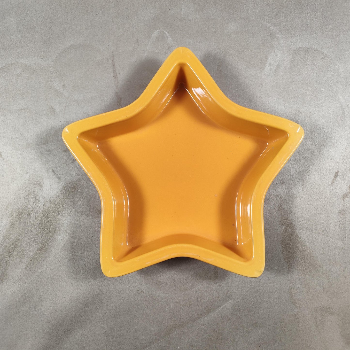 Plat en céramique en forme d'étoile Emile Henry Made in France Vintage 1980