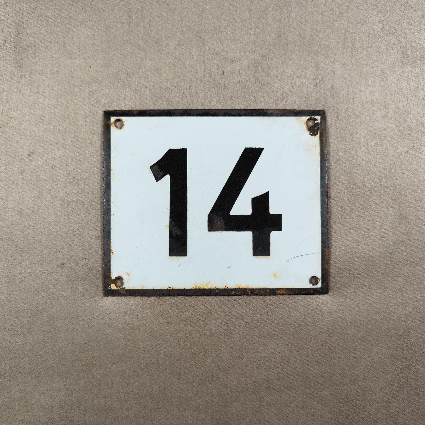 RARE Plaque de rue de ville Française Numéro 14 en tôle émaillée blanche Made in France Vintage 1950