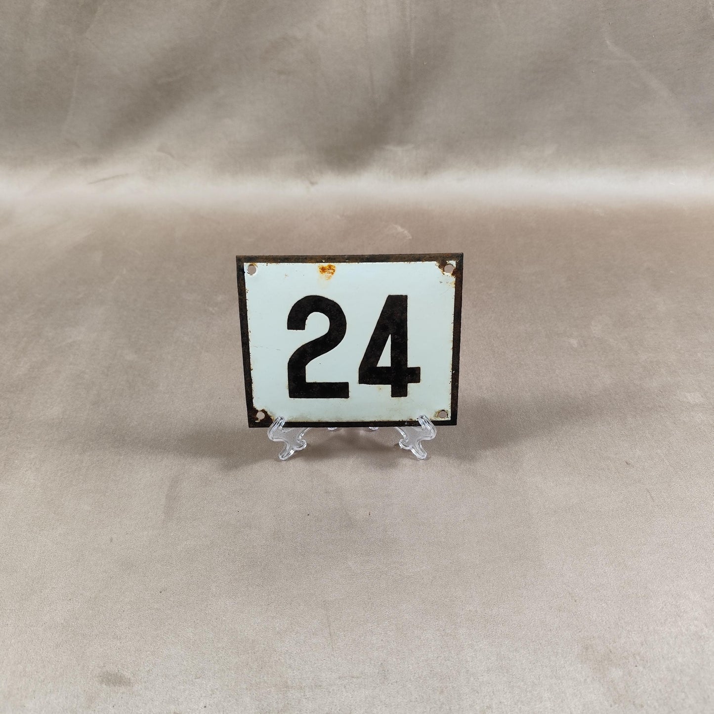 RARE Plaque de rue de ville Française Numéro 24 en tôle émaillée blanche Made in France Vintage 1950