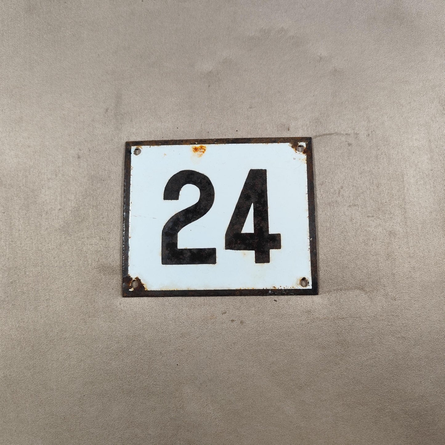 RARE Plaque de rue de ville Française Numéro 24 en tôle émaillée blanche Made in France Vintage 1950