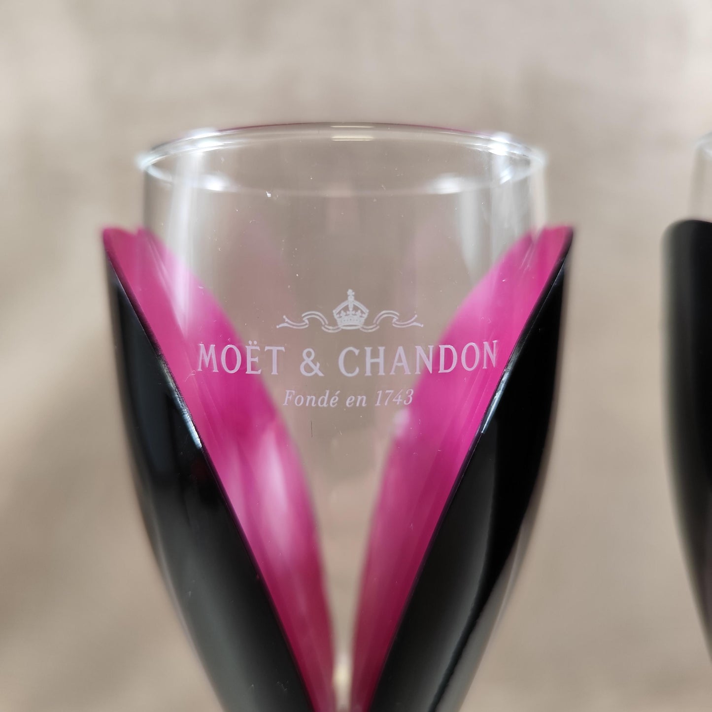 RARE Porte flûte 2 coupes à Champagne Moet et Chandon en forme de fleurs en plastique Made in France Vintage 1980