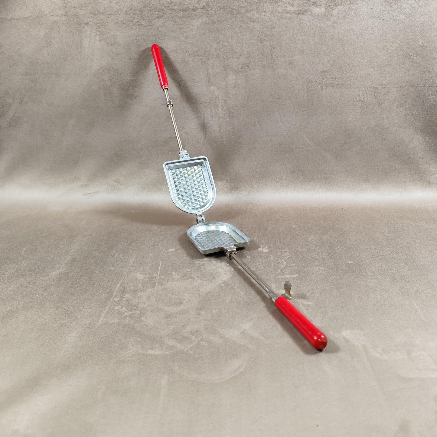 Appareil à croque-monsieur 1 plaques en fonte d'aluminium G.L avec poignées en bois toasteur ancien Made in France Vintage 1970