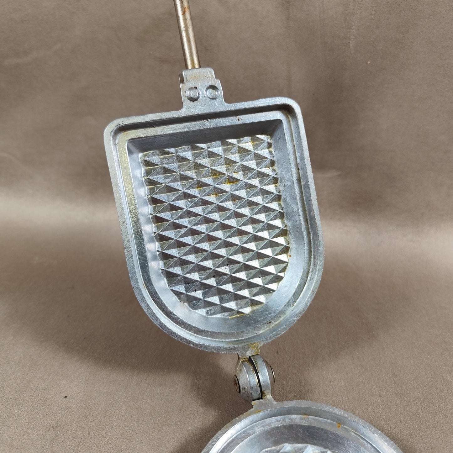 Appareil à croque-monsieur 1 plaques en fonte d'aluminium G.L avec poignées en bois toasteur ancien Made in France Vintage 1970