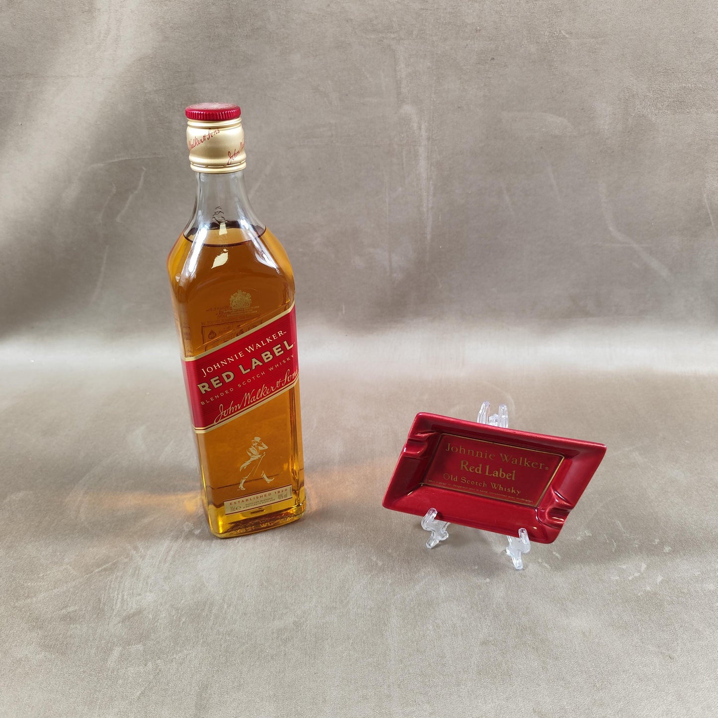 Cendrier Publicitaire Johnnie Walker Whisky en céramique rouge Made in France Vintage 1970