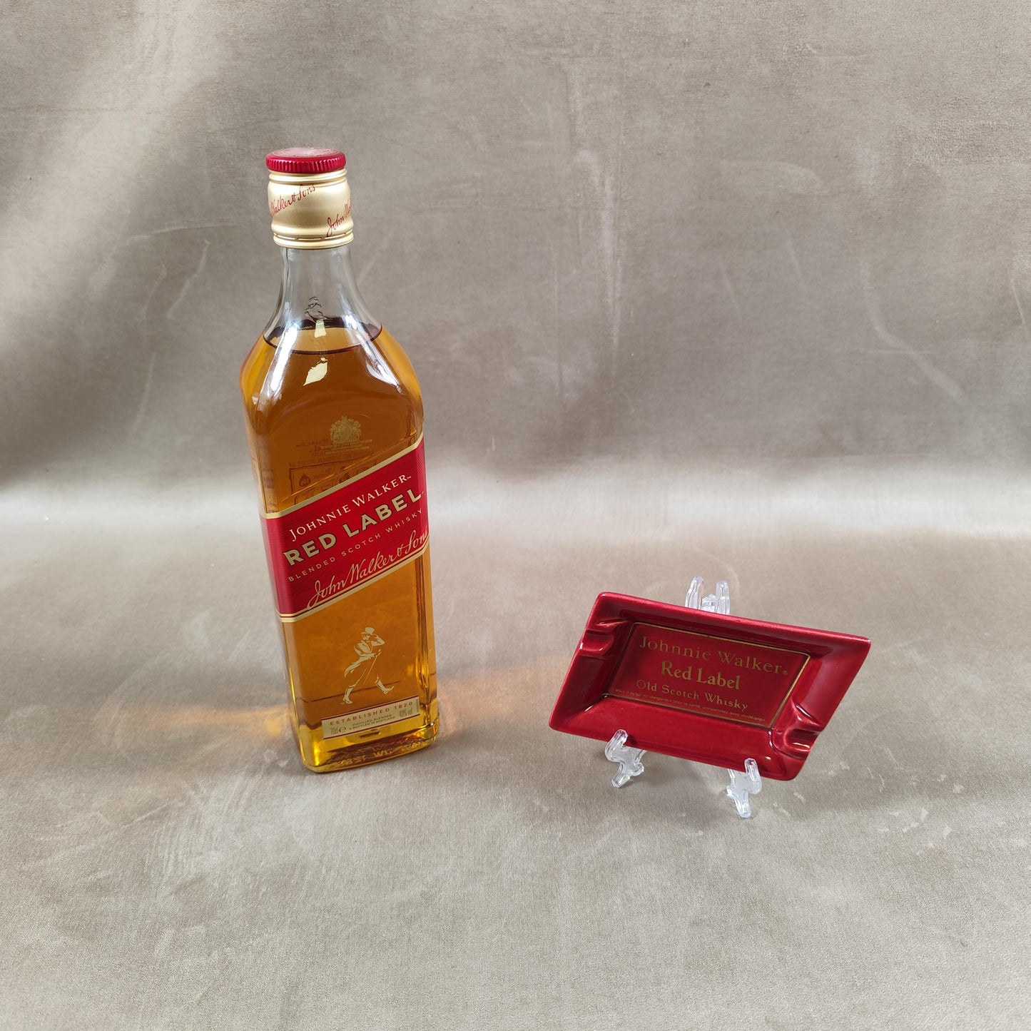 Cendrier Publicitaire Johnnie Walker Whisky en céramique rouge Made in France Vintage 1970