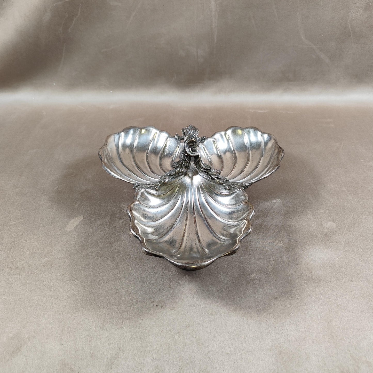 Plat apéritif en forme de coquillage en métal Made in France Vintage 1970