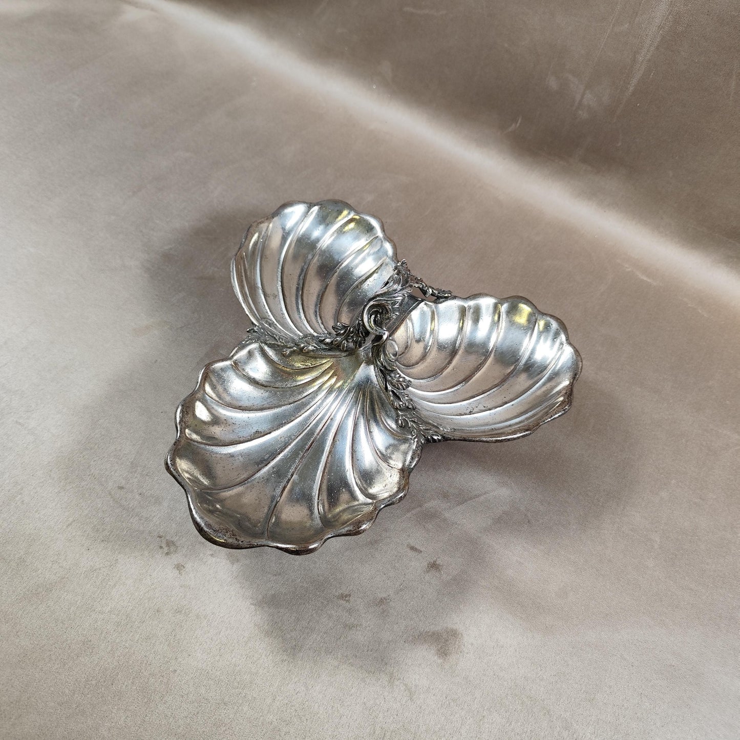 Plat apéritif en forme de coquillage en métal Made in France Vintage 1970