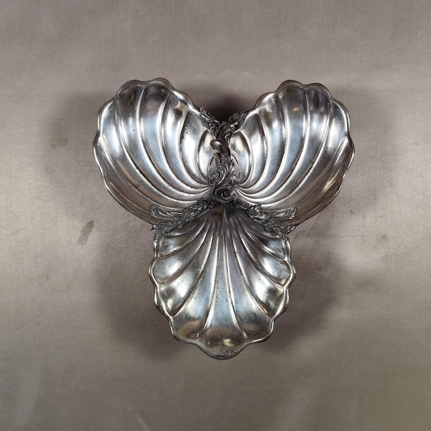 Plat apéritif en forme de coquillage en métal Made in France Vintage 1970