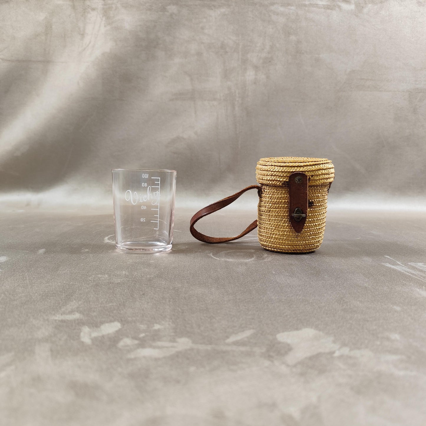 Verre à eau de curiste gravé VICHY avec graduations dans son étui en paille tressée avec lanière et fermoir en cuir Vintage 1950