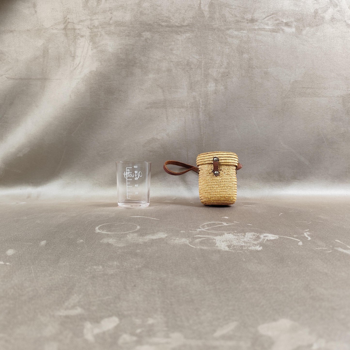 Verre à eau de curiste gravé VICHY avec graduations dans son étui en paille tressée avec lanière et fermoir en cuir Vintage 1950