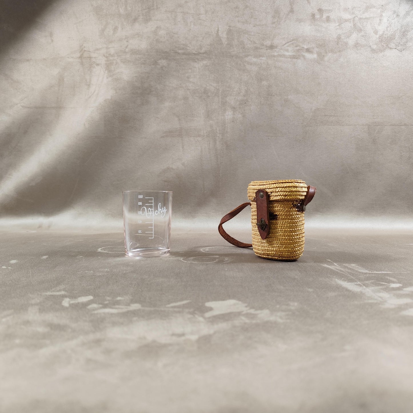 Verre à eau de curiste gravé VICHY avec graduations dans son étui en paille tressée avec lanière et fermoir en cuir Vintage 1950