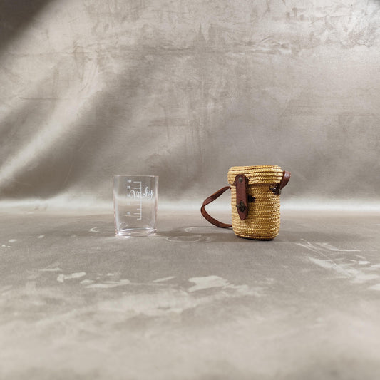 Verre à eau de curiste gravé VICHY avec graduations dans son étui en paille tressée avec lanière et fermoir en cuir Vintage 1950
