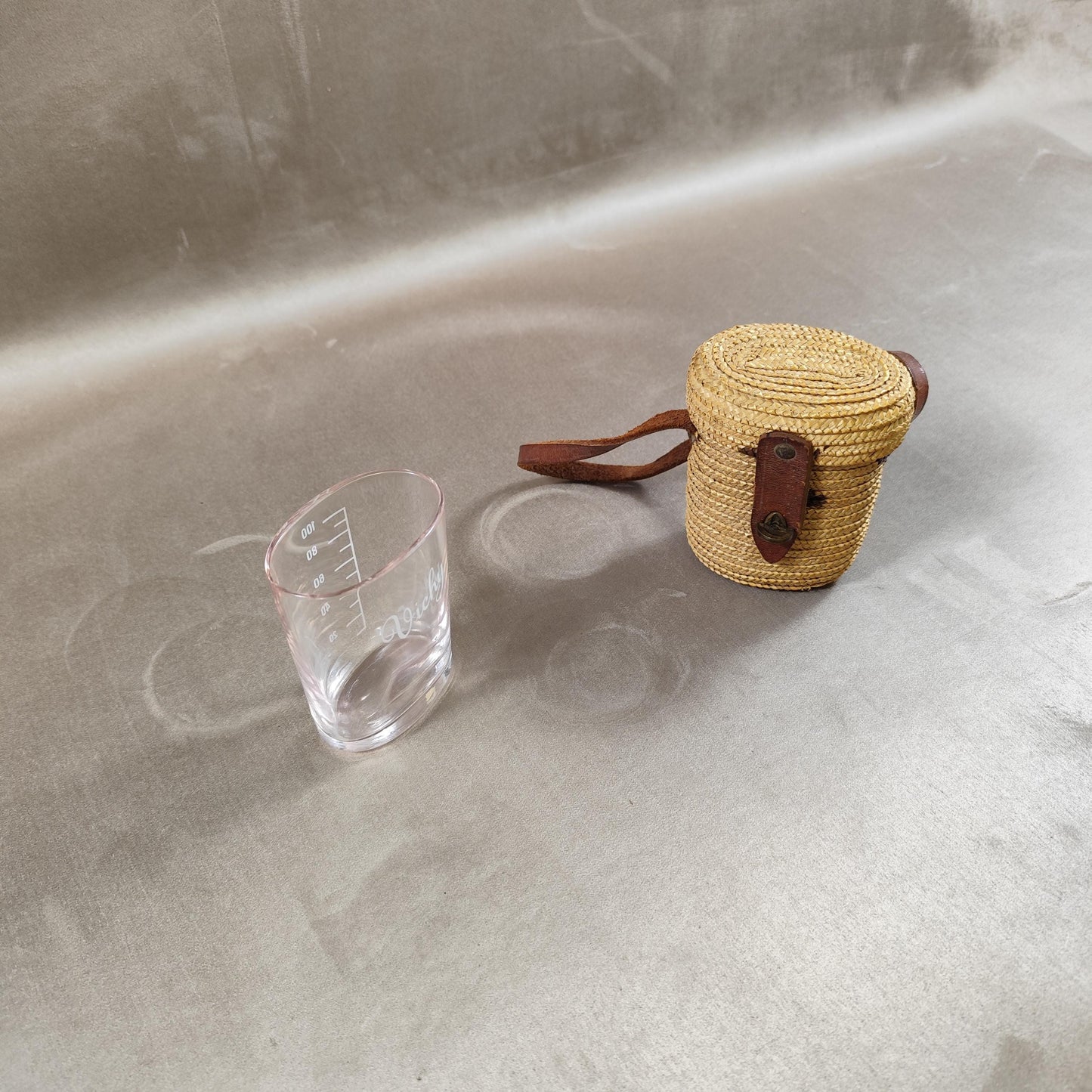 Verre à eau de curiste gravé VICHY avec graduations dans son étui en paille tressée avec lanière et fermoir en cuir Vintage 1950