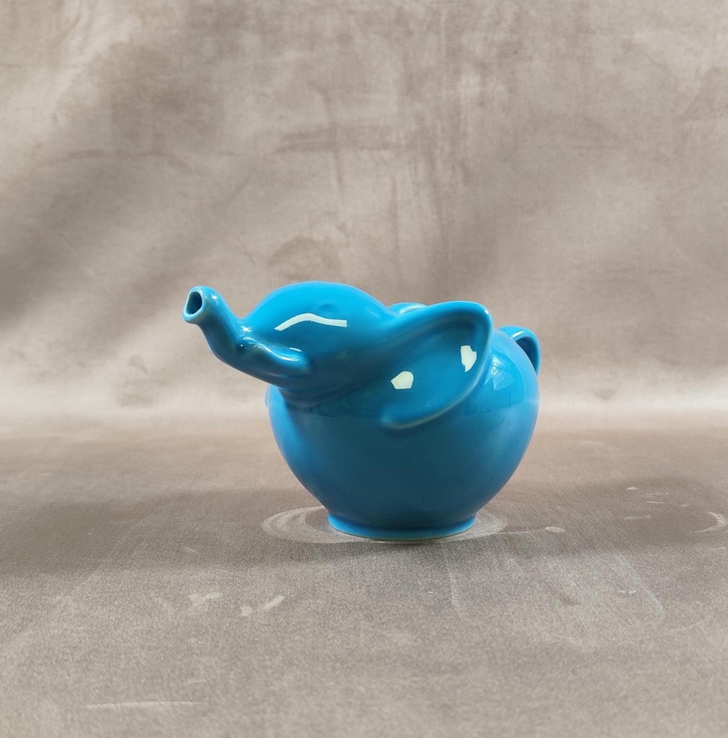 Théière Publicitaire en forme d'éléphant Lipton en céramique bleu Made in France Vintage 1980