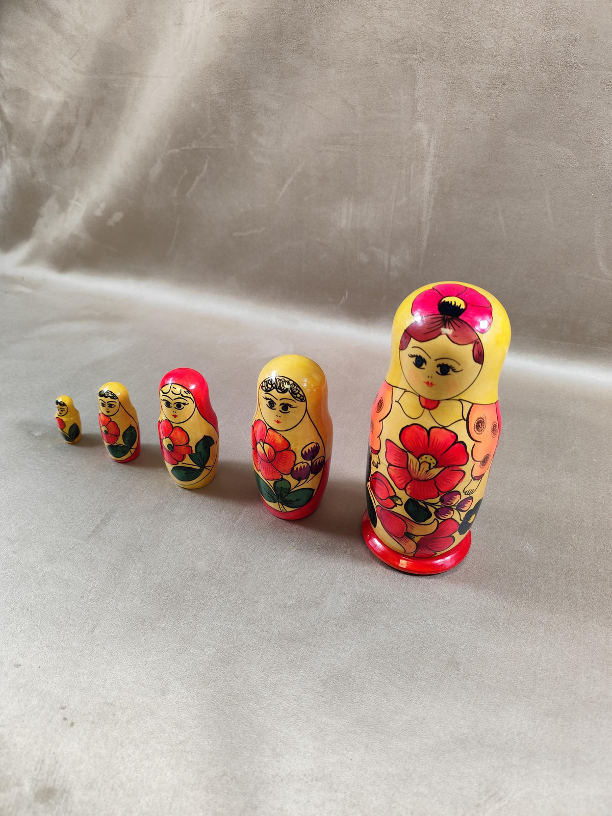 Ensemble de 5 Poupées Russes Matriochka en bois peint Vintage 1950
